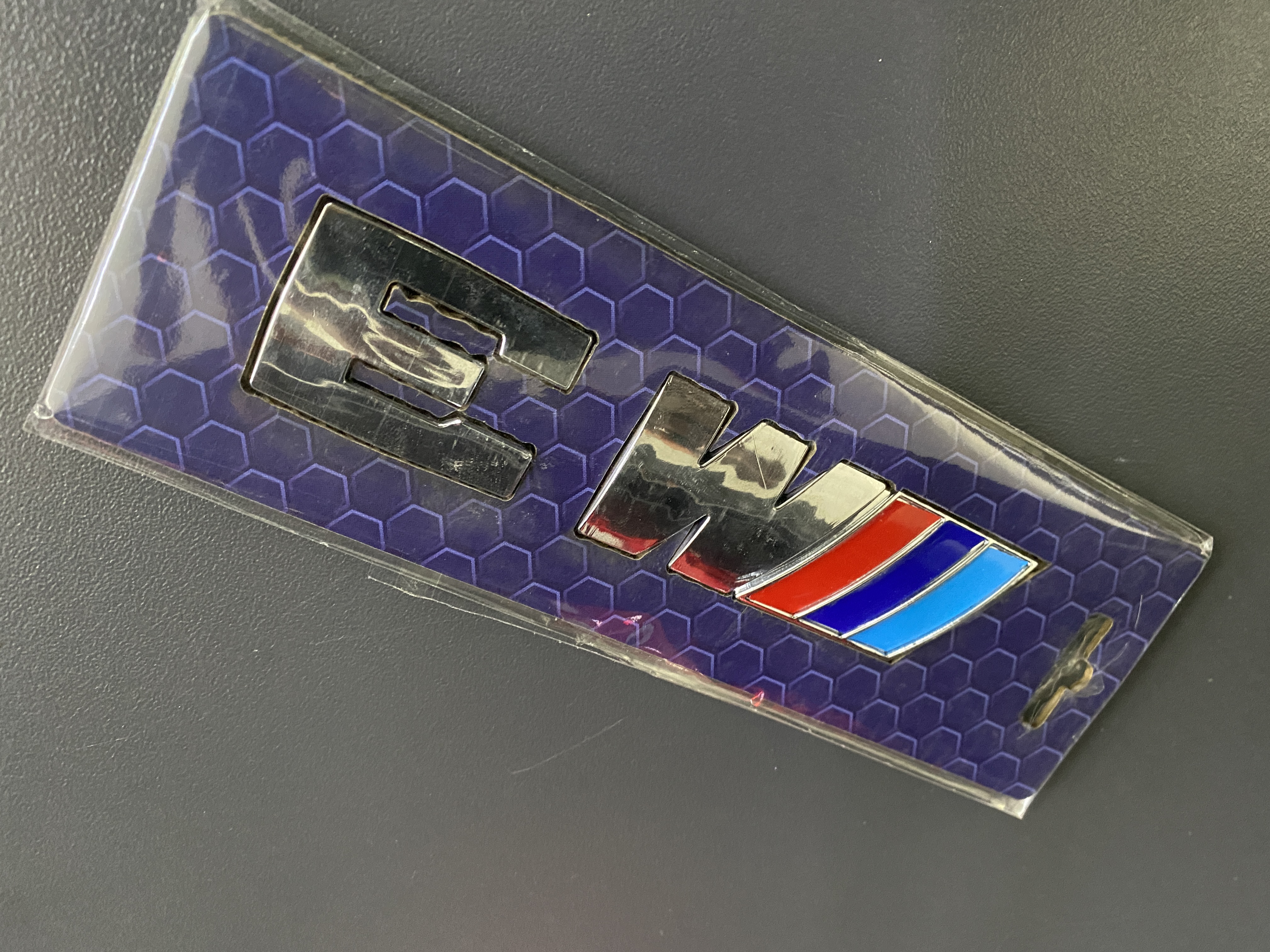 BMW M3 LOGO ÇAMURLUK 8,5 CM (YAPIŞTIRMALI)