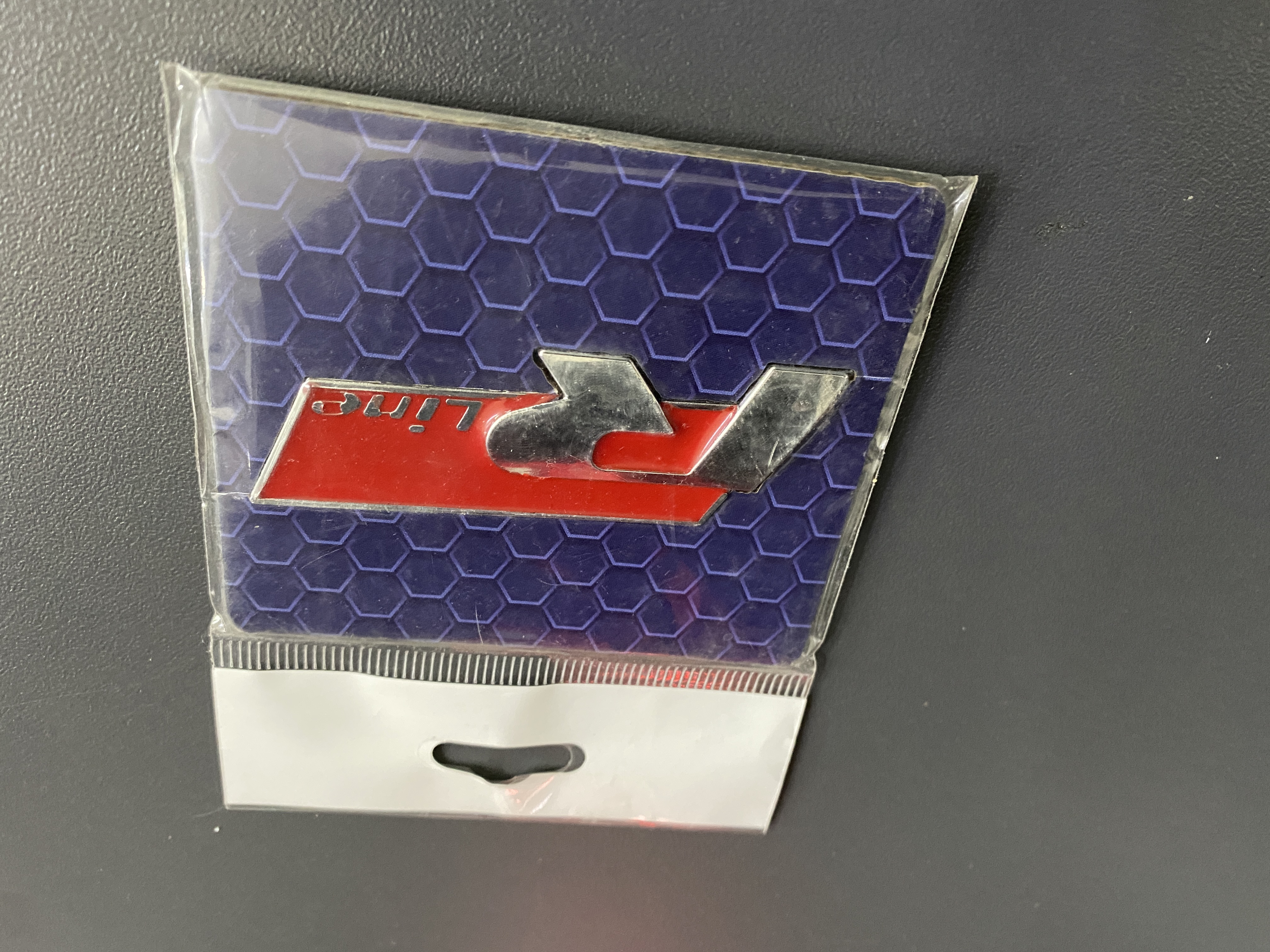 VOLKSWAGEN R LİNE LOGO KIRMIZI (YAPIŞTIRMALI)